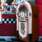 1950年代レトロジュークボックス、ステレオCDプレーヤー、FMラジオ、AUX入力、USBポート、Bluetooth機能搭載